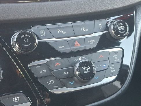 Used 2025 Chrysler Pacifica Select FWD image 19