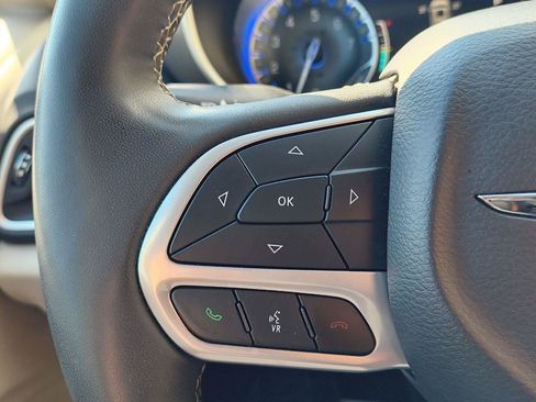 Used 2024 Chrysler Pacifica Touring-L FWD image 11