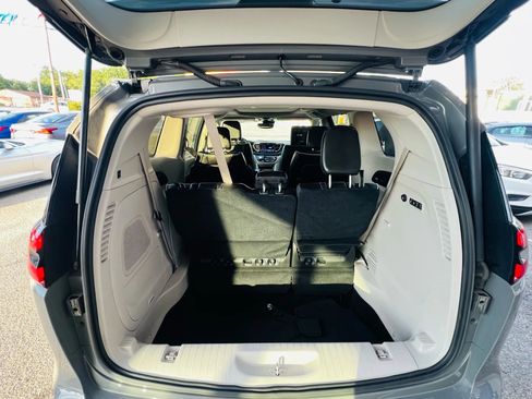 Used 2022 Chrysler Pacifica Limited image 8