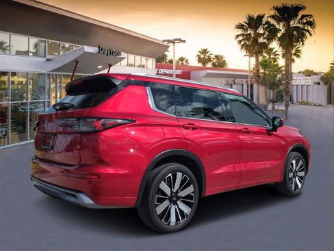 Used 2025 Mitsubishi Outlander SEL image 3