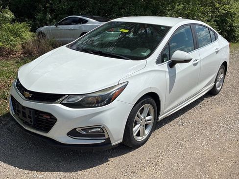 Used 2017 Chevrolet Cruze LT w/ Convenience Package FWD image 2