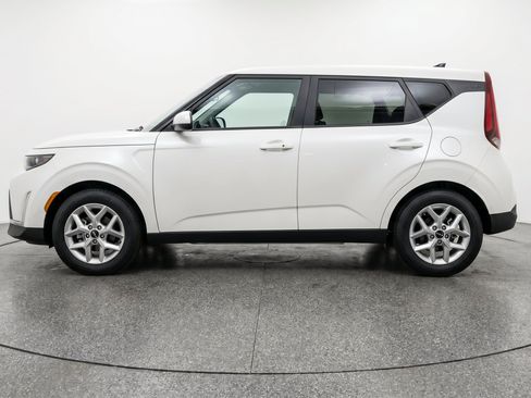 Used 2025 Kia Soul LX w/ LX Technology Package FWD image 5