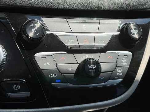 Used 2017 Chrysler Pacifica LX FWD image 17