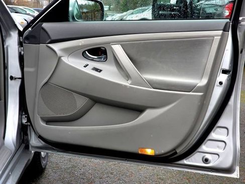 Used 2011 Toyota Camry LE image 27