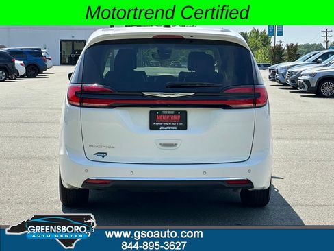 Used 2024 Chrysler Pacifica Touring-L FWD image 6