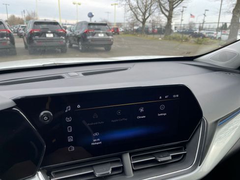 Used 2025 Chevrolet Trax LT w/ LT Convenience Package image 18