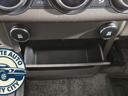 Used 2019 Land Rover Discovery HSE Luxury image 38