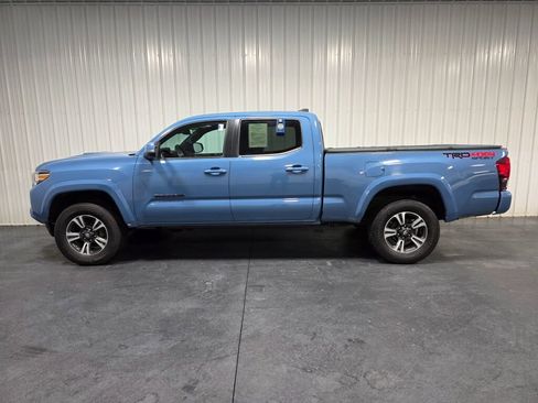 Used 2019 Toyota Tacoma TRD Sport w/ TRD Premium Sport Package AWD/4WD image 4