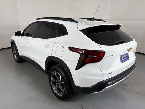 Used 2024 Chevrolet Trax LT w/ Driver Confidence Package image 7