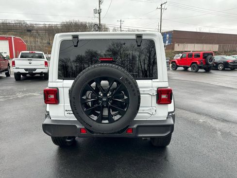 Used 2025 Jeep Wrangler Sahara image 6