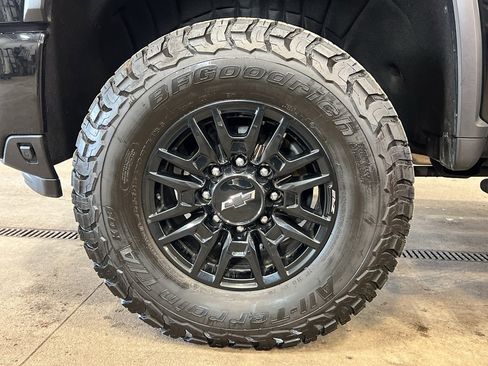 Used 2024 Chevrolet Silverado 2500 ZR2 w/ Technology Package image 8