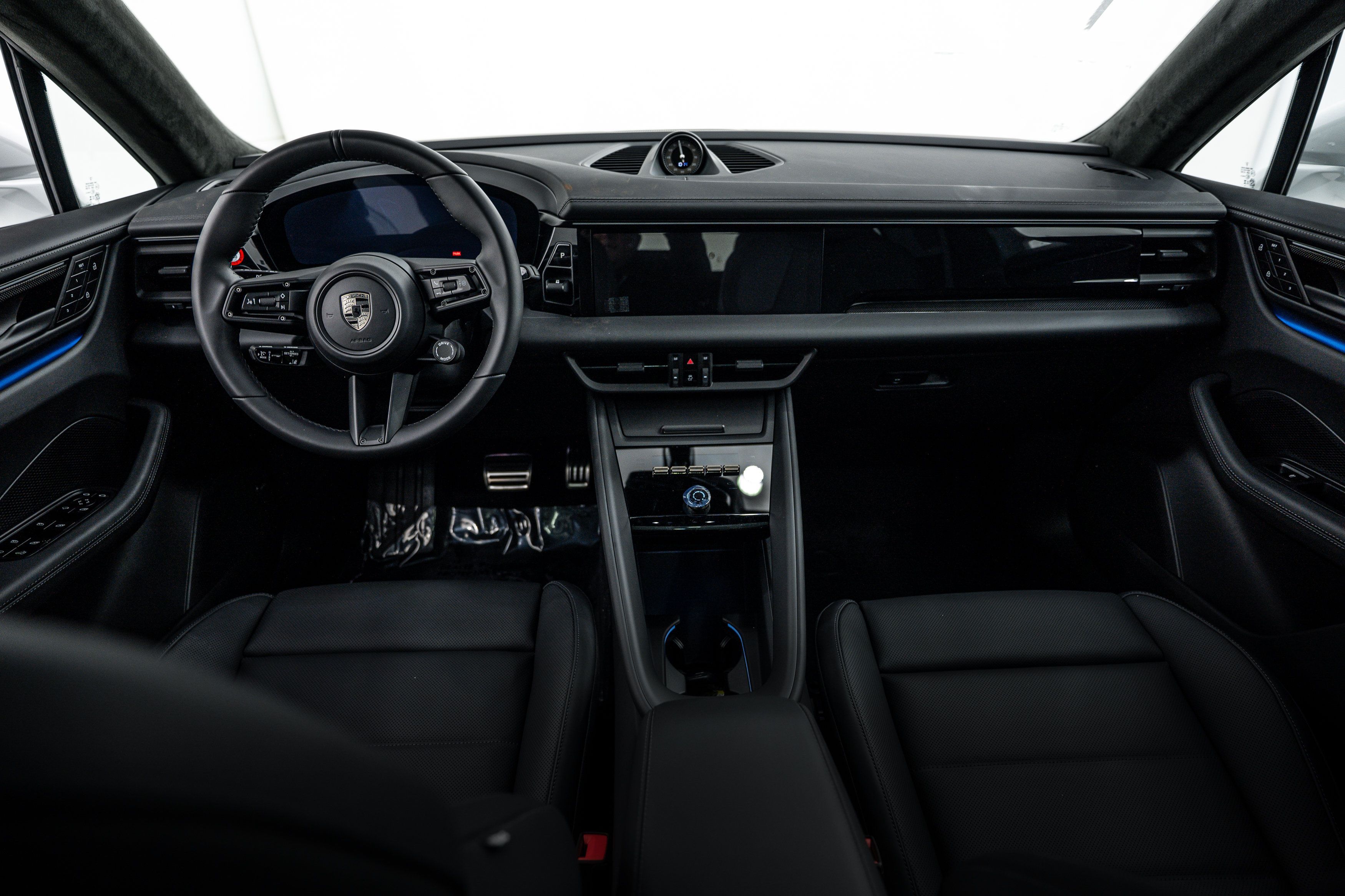 Certified 2025 Porsche Macan Turbo Electric AWD/4WD image 12