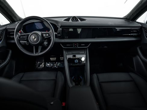 Certified 2025 Porsche Macan Turbo Electric AWD/4WD image 12