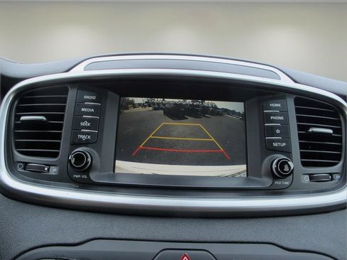 Used 2020 Kia Sorento LX FWD image 17