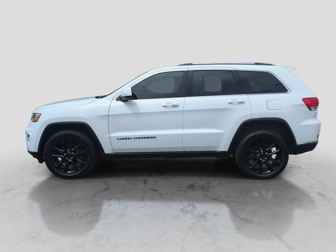 Used 2018 Jeep Grand Cherokee Laredo AWD/4WD image 5