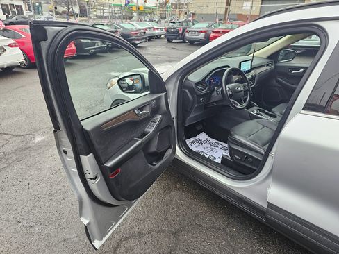 Used 2020 Ford Escape Titanium image 9