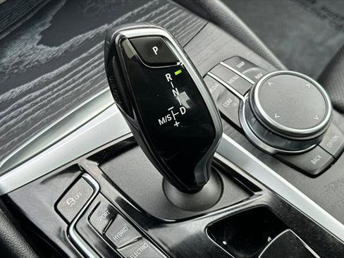 Used 2023 BMW 530e w/ Premium Package image 20