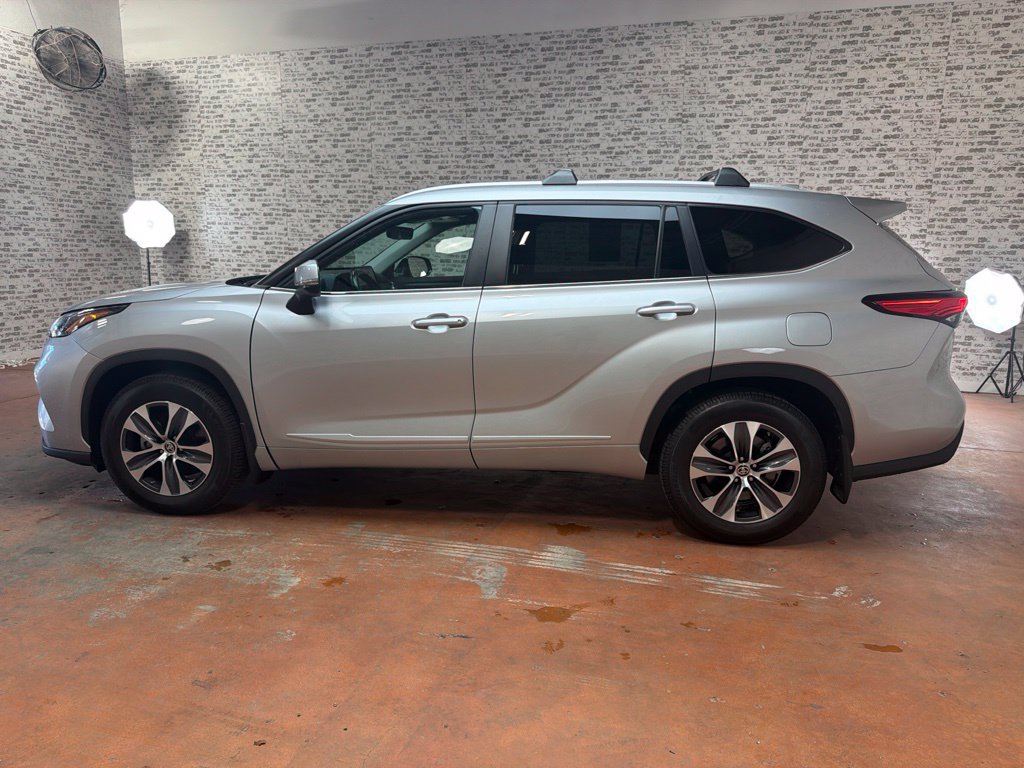 Used 2023 Toyota Highlander XLE FWD image 4