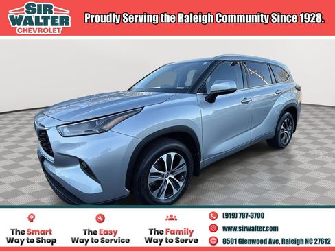 Used 2022 Toyota Highlander XLE image 1