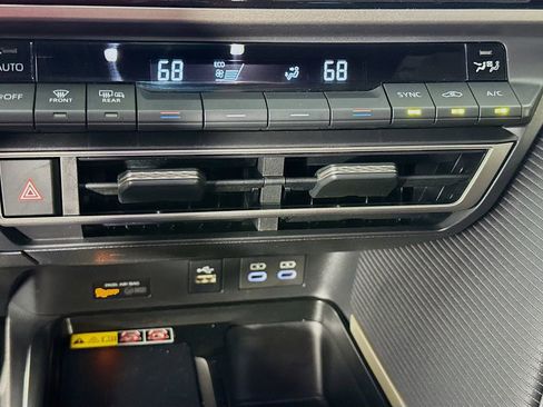 Used 2025 Toyota Camry SE w/ Convenience Package image 20