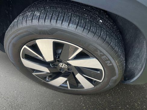 Used 2024 Volkswagen Atlas Cross Sport SE FWD image 39