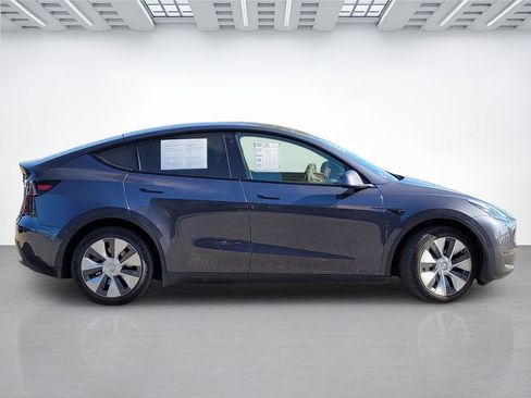 Used 2022 Tesla Model Y Long Range AWD/4WD image 3