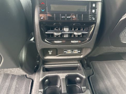 Used 2022 Jeep Grand Cherokee L Limited image 13