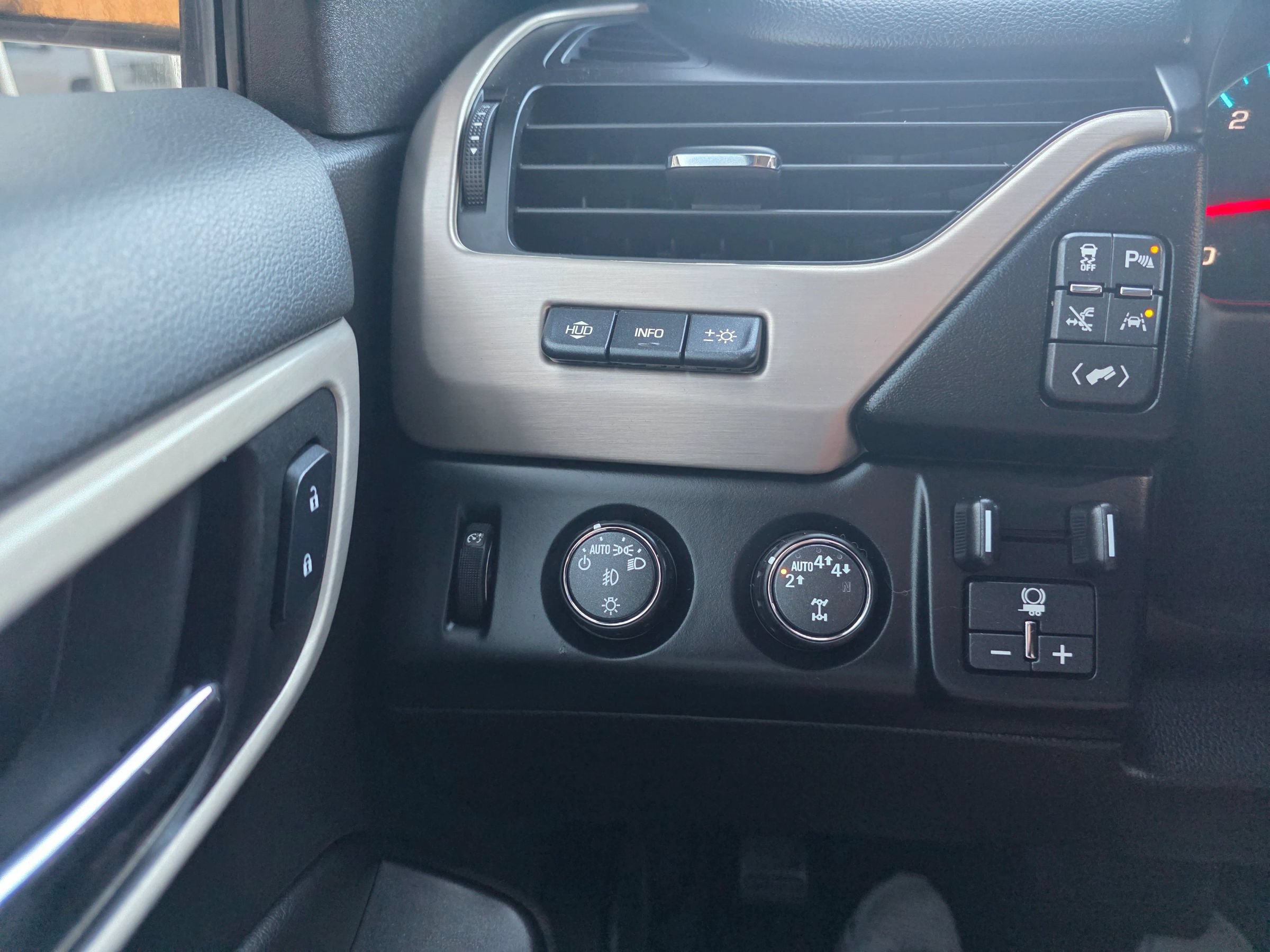 Used 2018 GMC Yukon Denali w/ Open Road Package AWD/4WD image 15
