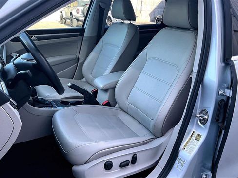 Used 2018 Volkswagen Passat 2.0T SE image 8