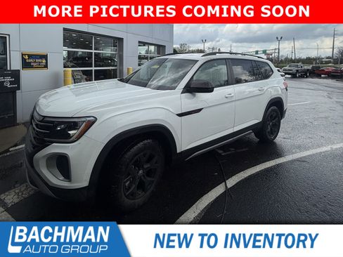 Used 2025 Volkswagen Atlas Peak Edition SE image 4