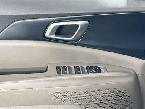 Used 2025 Kia Carnival FWD image 18