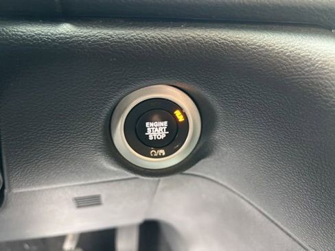 Used 2019 Chrysler Pacifica Touring-L image 17