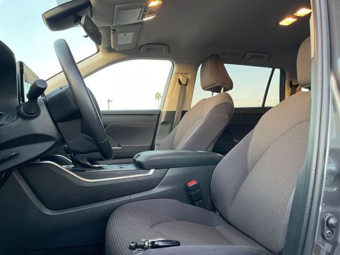 Used 2025 Toyota Highlander LE image 29