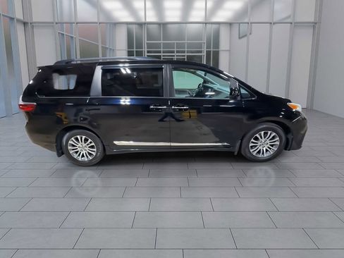 Used 2018 Toyota Sienna XLE w/ XLE Navigation Package image 9