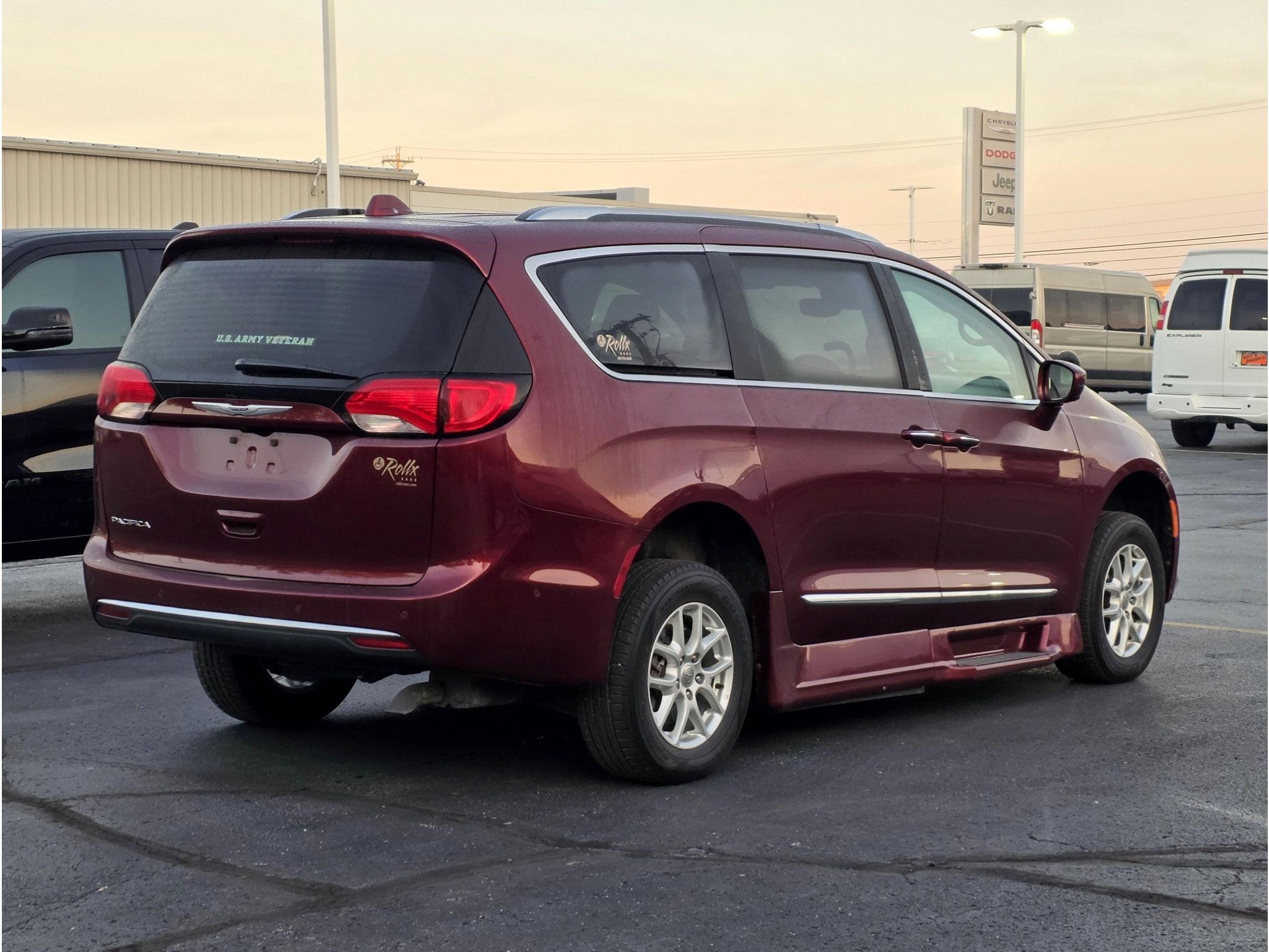 Used 2020 Chrysler Pacifica Touring-L w/ Advanced Safetytec Group FWD image 3