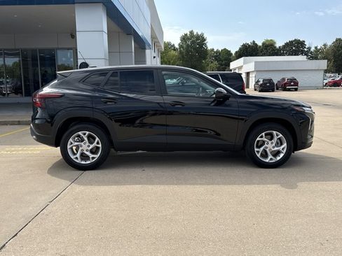 New 2026 Chevrolet Trax LS w/ LS Convenience Package FWD image 2