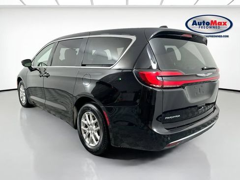 Used 2024 Chrysler Pacifica Touring-L FWD image 6