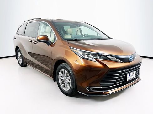 Used 2022 Toyota Sienna XLE AWD/4WD image 1
