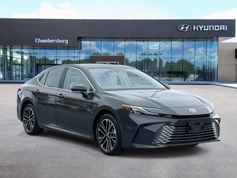 Used 2025 Toyota Camry XLE image 1