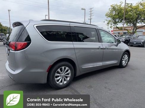 Used 2017 Chrysler Pacifica Touring-L FWD image 4