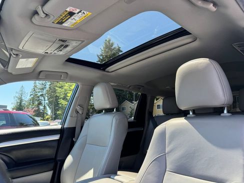 Used 2019 Toyota Highlander XLE AWD/4WD image 5