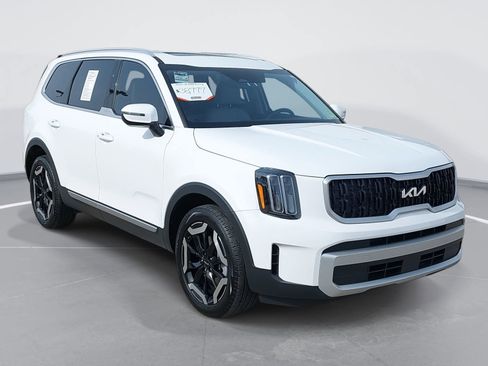 Used 2025 Kia Telluride EX w/ EX Captain's Chair Package image 3