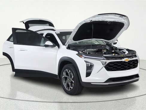 Used 2025 Chevrolet Trax LT w/ Driver Confidence Package FWD image 7