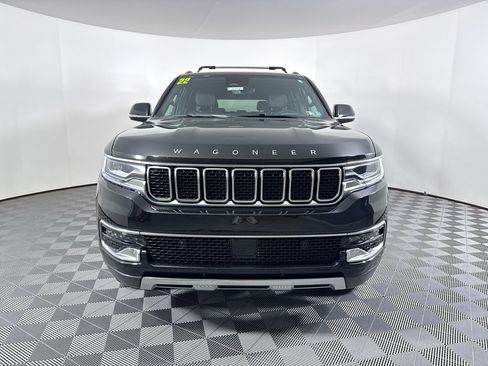 Used 2022 Jeep Wagoneer Series III w/ Premium Group I AWD/4WD image 2