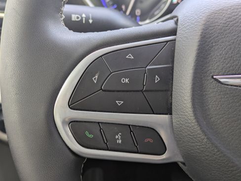 Used 2023 Chrysler Pacifica Touring-L image 17