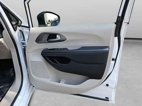 Used 2023 Chrysler Pacifica Touring-L FWD image 35