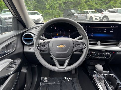 Used 2025 Chevrolet Trax LT FWD image 33