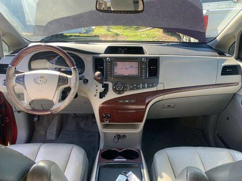 Used 2011 Toyota Sienna Limited w/ LTD Navigation Pkg FWD image 14