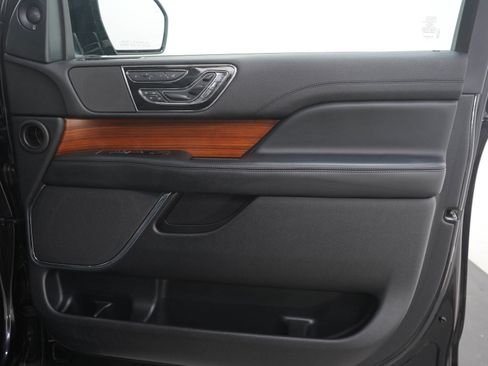 Used 2019 Lincoln Navigator Reserve AWD/4WD image 12
