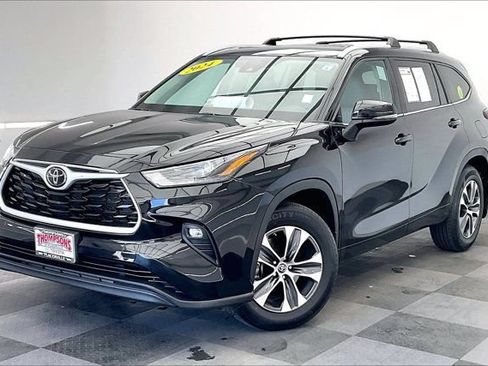 Used 2024 Toyota Highlander XLE FWD image 12
